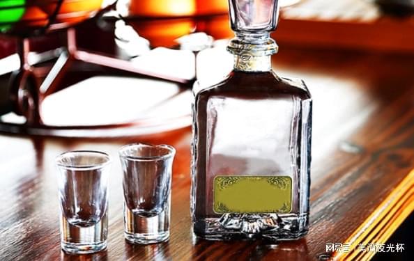 “白酒教父”亲身传授 这6招让52度烈酒不再“烧喉咙”，微醺越喝越顺喉！